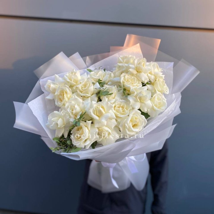 Пышный букет из белых роз в Братске