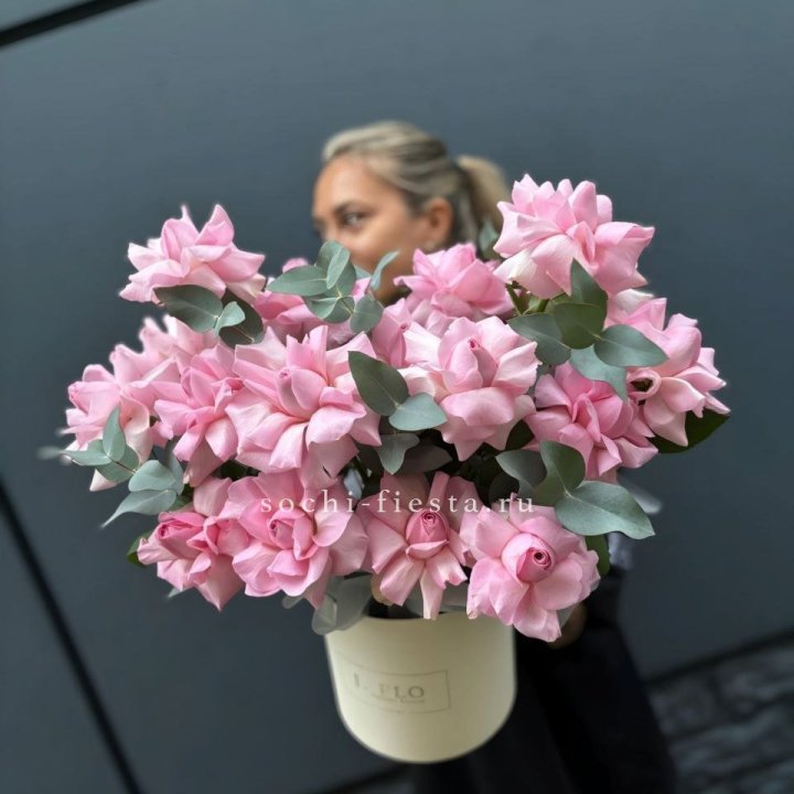 17 Розовых французских роз в боксе в Братске