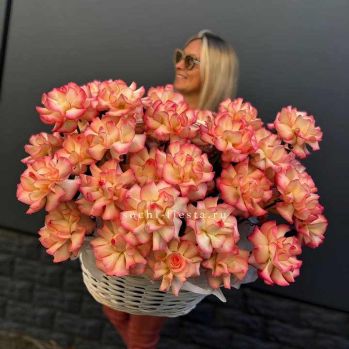 45 французских роз Джумилия в корзине в Братске