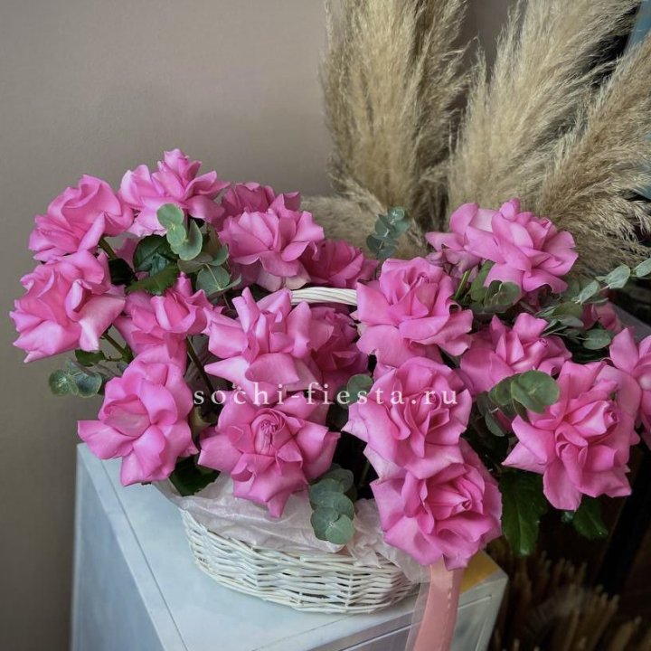 25 роз в цветочной корзине Пинк в Братске