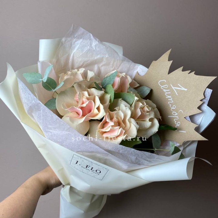 Букет кремовых роз к дню знаний в Братске