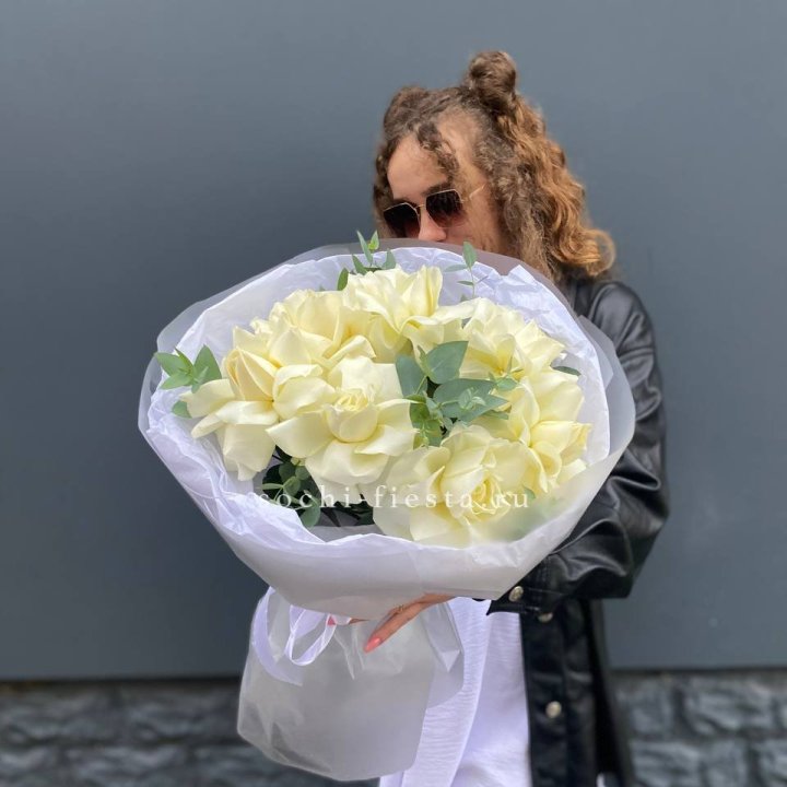 7 Белых французских роз  в Братске