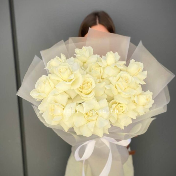 13 белых роз в Братске