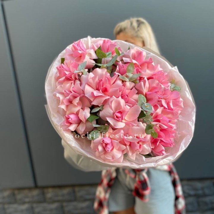 17 розовых роз в Братске