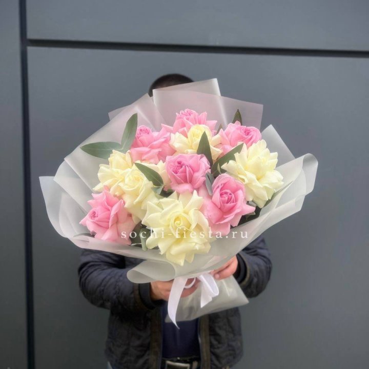 11 бело-розовых роз в Братске