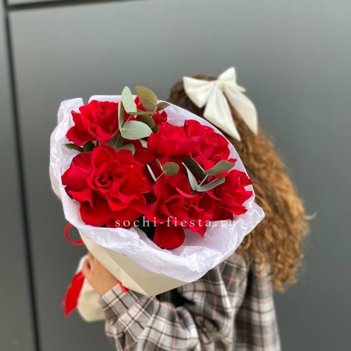 7 красных французских роз в Братске
