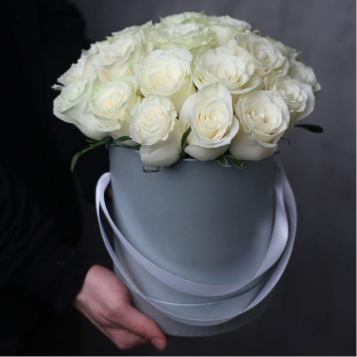 15 белых роз в цилиндре в Братске