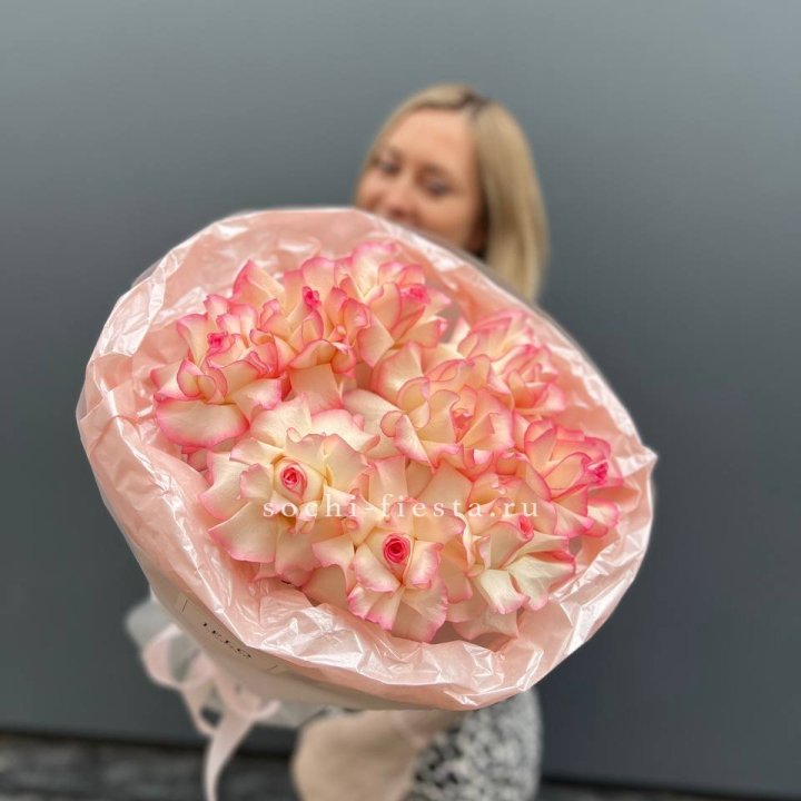 9 французских роз Джумилия в нежном оформлении в Братске