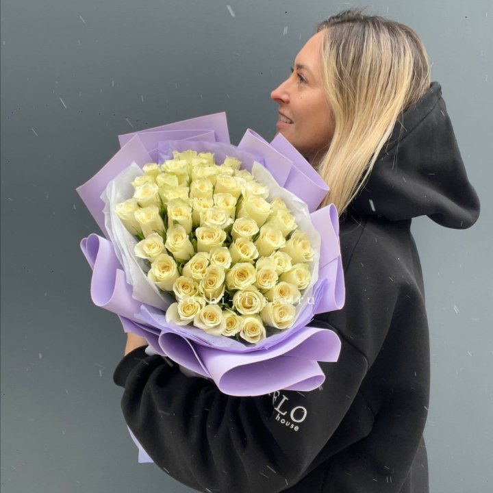 51 белая кенийская роза в оформлении в Братске