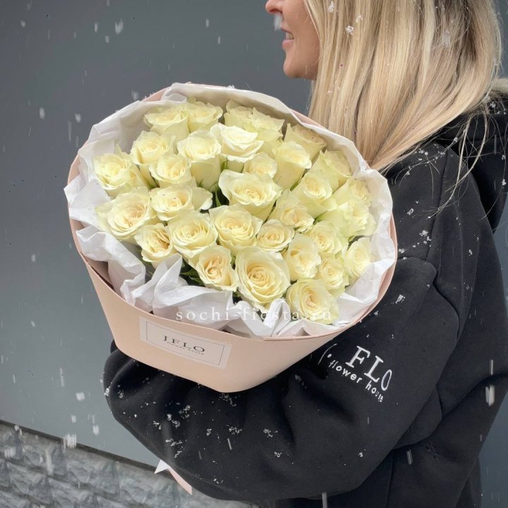 31 белая роза в оформлении в Братске