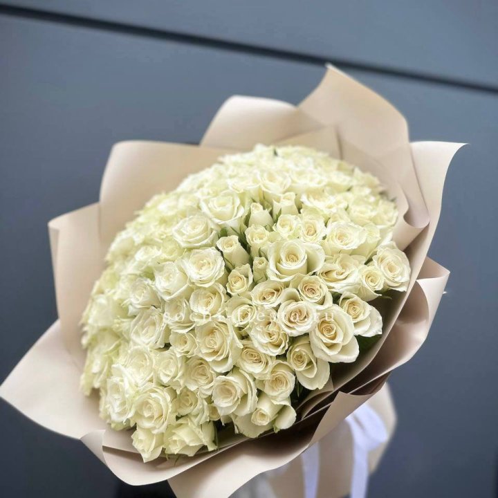 101 белая роза Атена в Братске