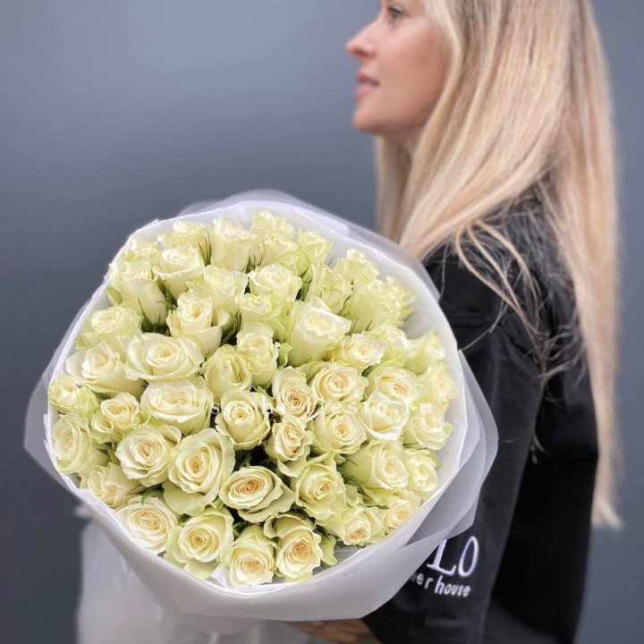 Воздушный букет из 51 белой кенийской розы в Братске
