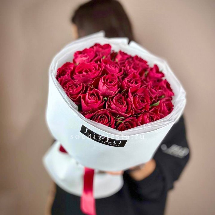 Букет красных роз мадам ред в Братске