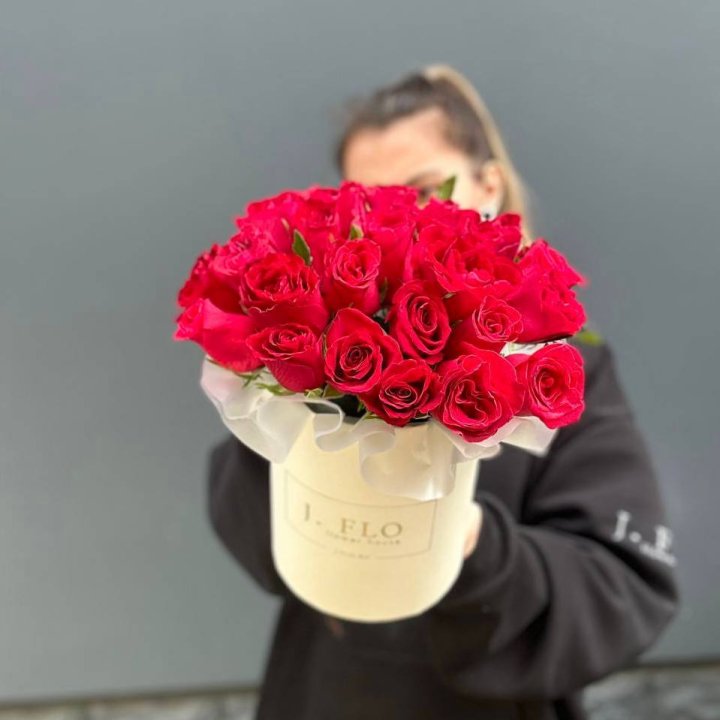 27 кенийских роз в боксе в Братске