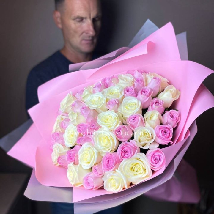 51 белых и розовых роз в Братске