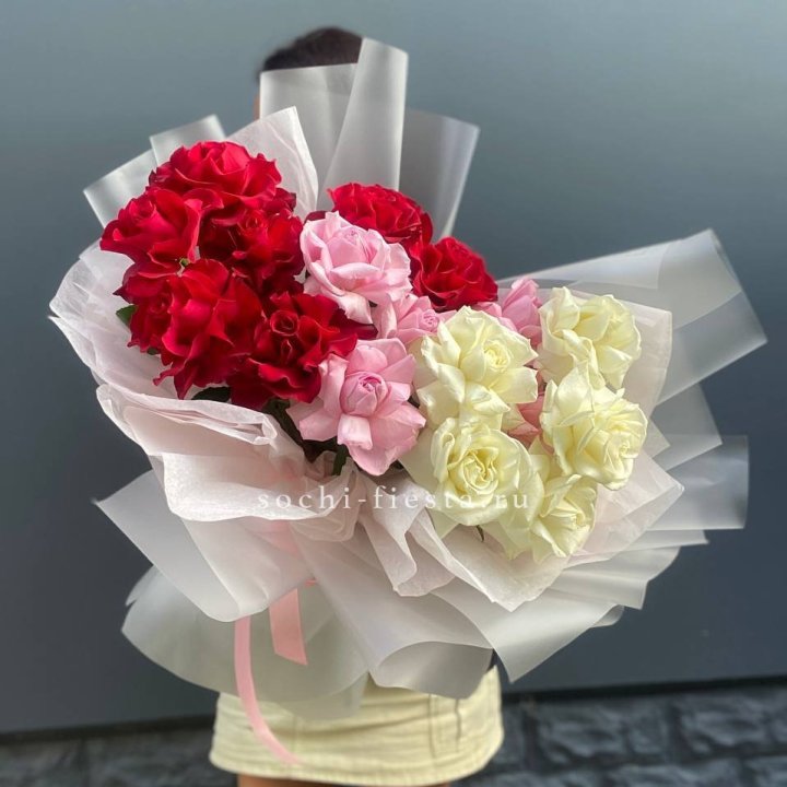 Микс из 17 роз в Братске