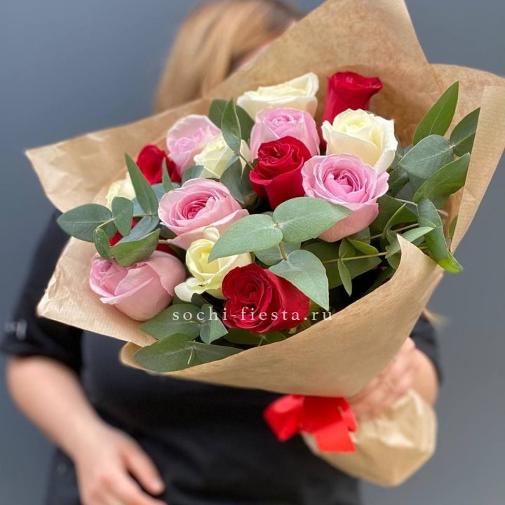 Букет из 15 роз с эвкалиптом в Братске