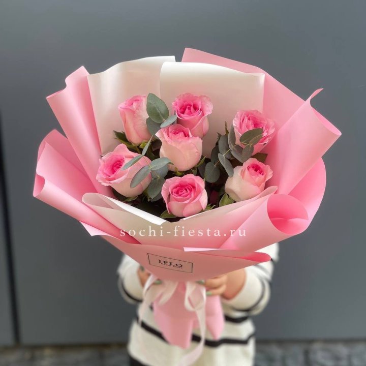 7 роз с эвкалиптом в Братске
