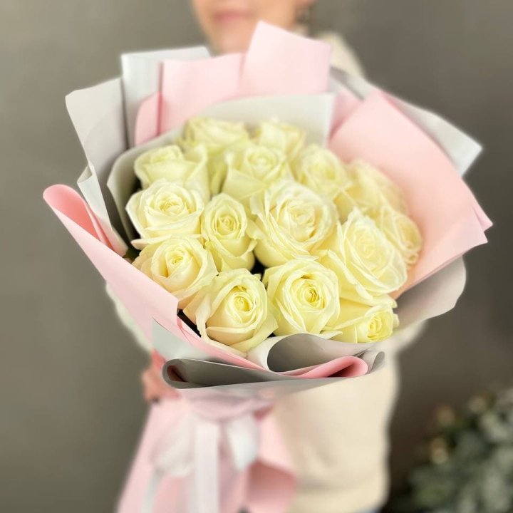 15 белых роз пудра в Братске