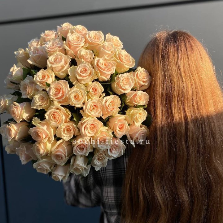 Охапка кремовых роз в Братске