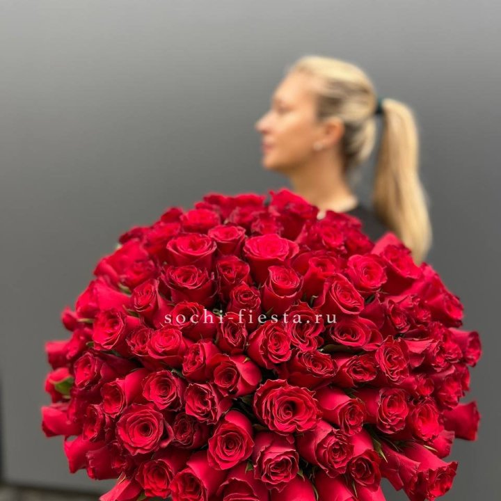 Охапка из 101 красной розы в Братске