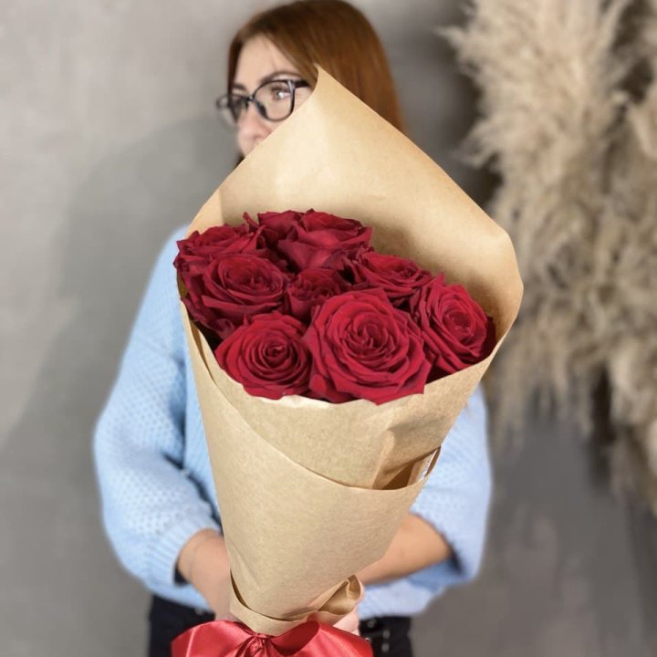 9 красных роз в крафте в Братске