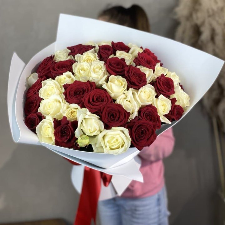 51 красная и белая роза в Братске