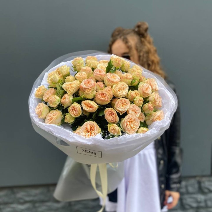 15 пионовидных роз в Братске