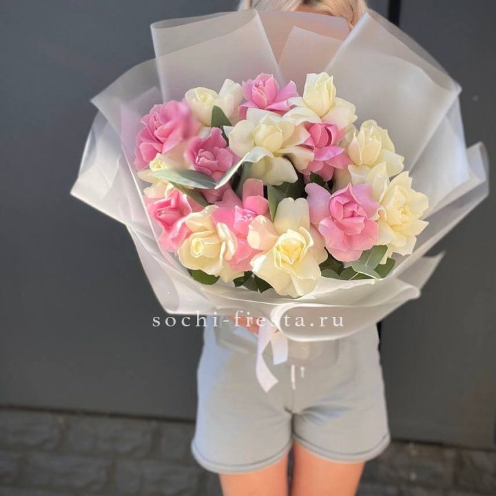 15 бело-розовых роз в Братске