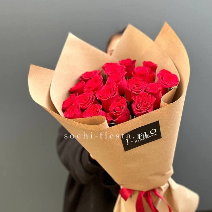 19 красных роз в крафте в Братске