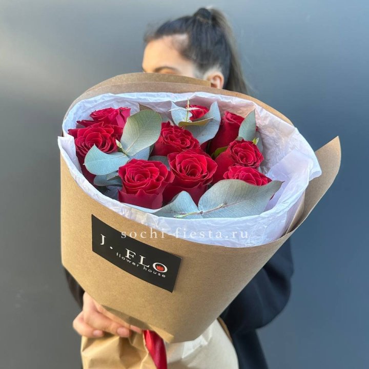 9 роз с эвкалиптом в Братске