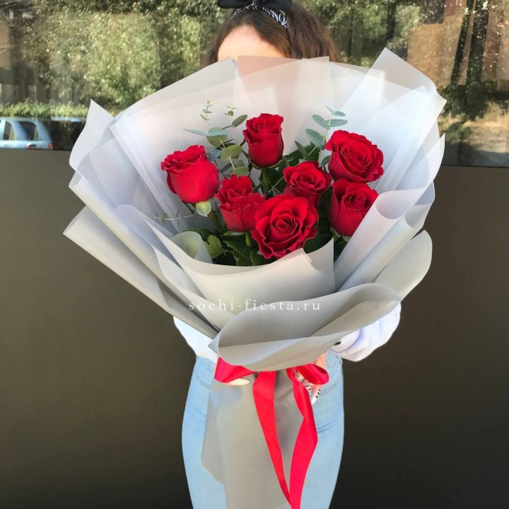 7 красных роз с эвкалиптом  в Братске