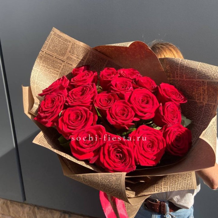 19 красных роз Леди Крафт в Братске