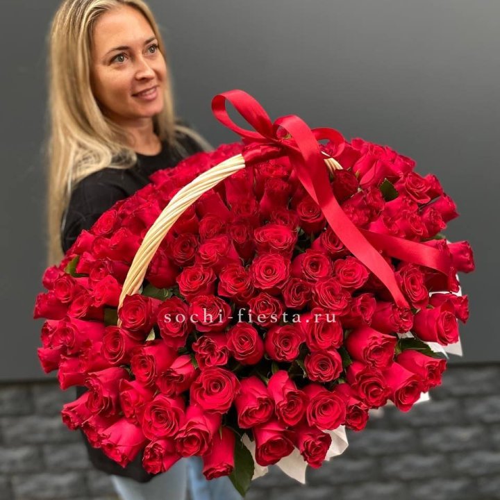 151 красная  роза в корзине в Братске