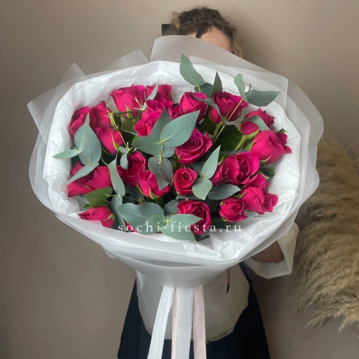 25 малиновых роз с эвкалиптом в Братске