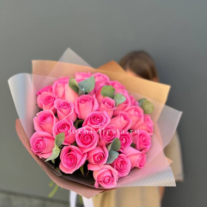 31 розовая роза с эвкалиптом в Братске