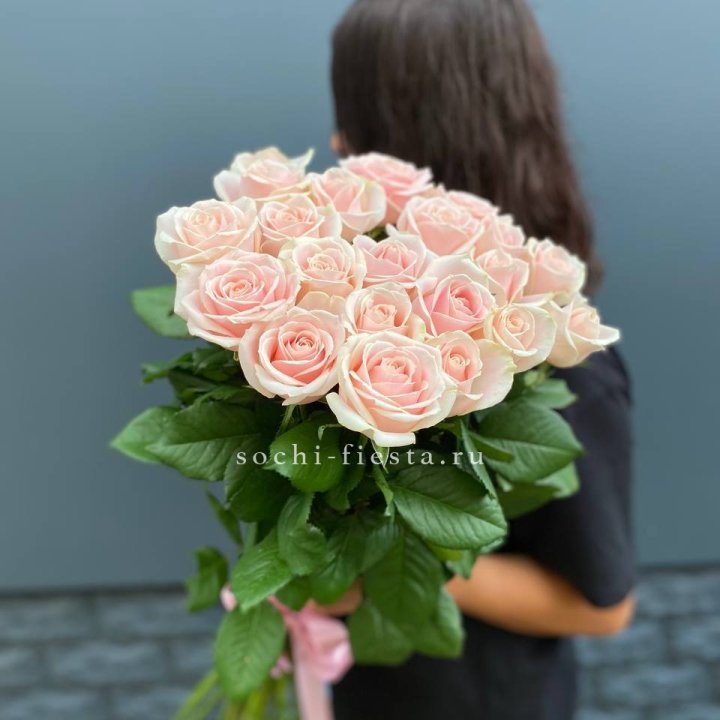 Высокие розовые розы в Братске