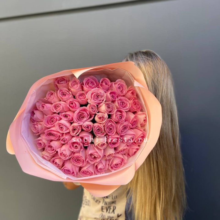55 розовых роз в Братске