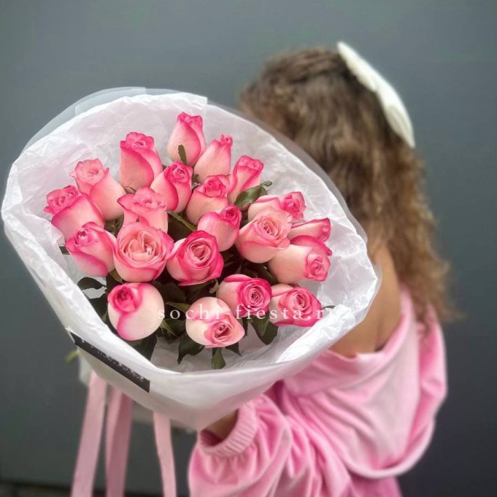 21 розовые розы Венди  в оформлении в Братске