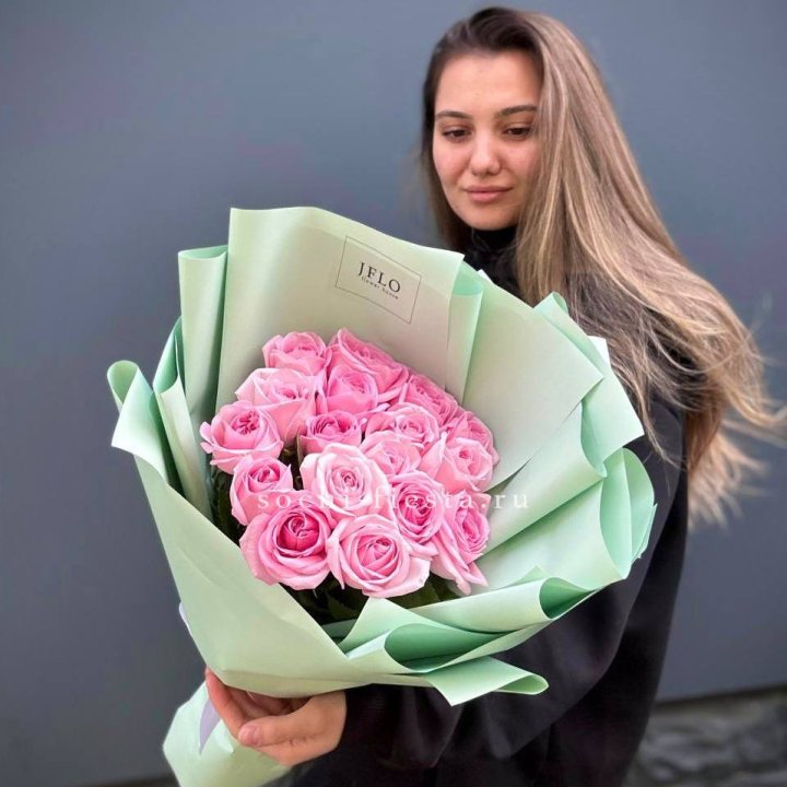 17 розовых роз в Братске