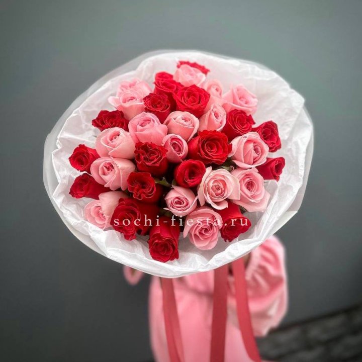 Букет красных и розовых 35 роз в Братске