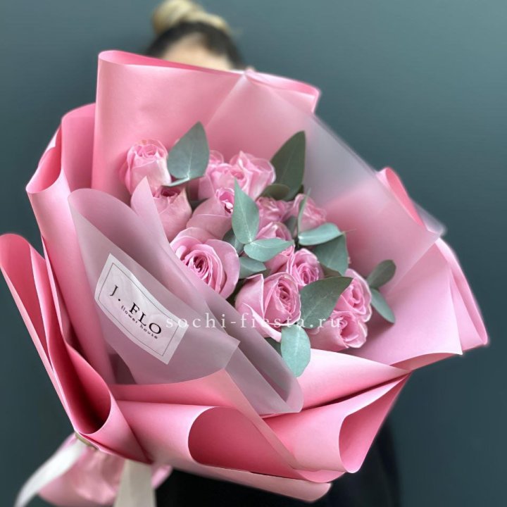 15 Розовых роз с эвкалиптом в Братске
