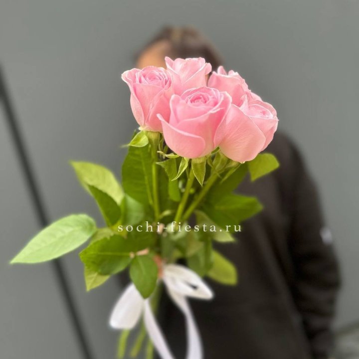 Букет 5 розовых роз  в Братске