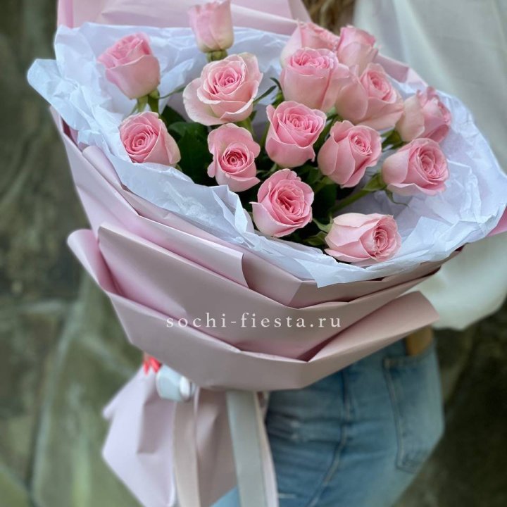 Розовые розы в авторском оформлении в Братске