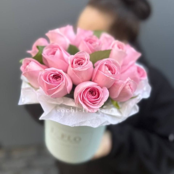 17 розовых роз в цилиндре в Братске