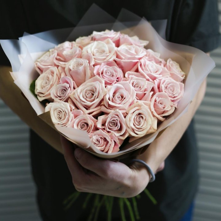 27 кремовых роз в Братске