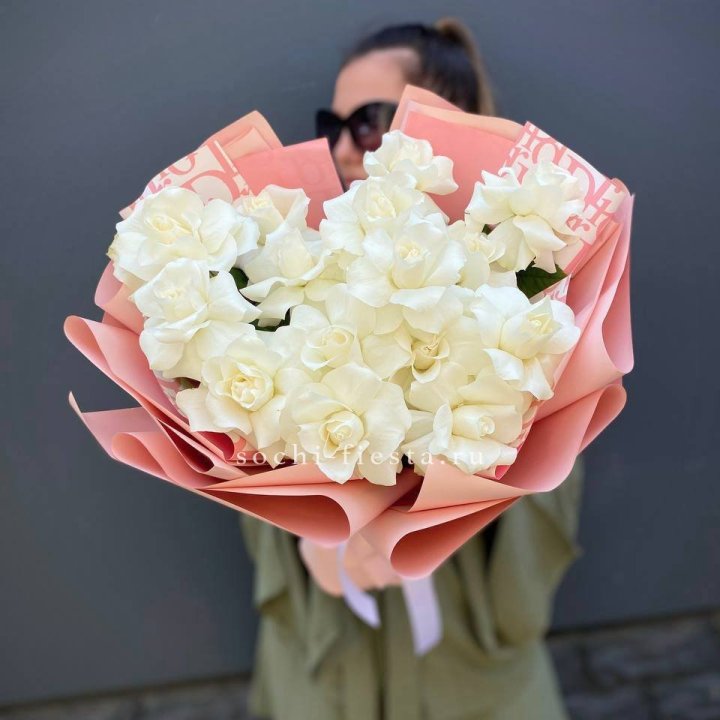 Белые розы "Аморе" в Братске