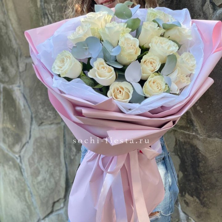 Белые розы в авторском оформлении в Братске