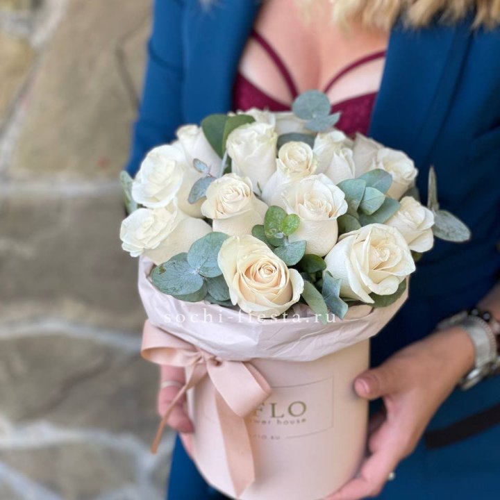 Цилиндр из белых роз в Братске