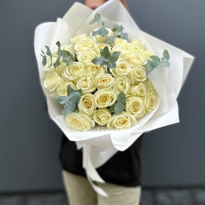 31 белая роза с эвкалиптом в Братске